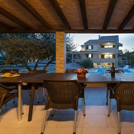 Golden Castle Villa *
