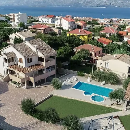 Golden Castle Villa *